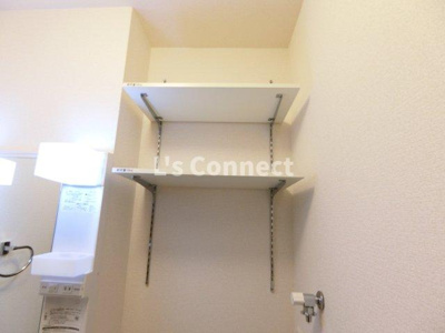 【設備】 | エクセルシオール吉岡南Ａ | 洗濯機置き場の上にも棚があります。