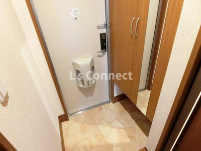 【玄関】 | エクセルシオール吉岡南Ａ | 背の高い下駄箱には鏡付きで身だしなみチェック。