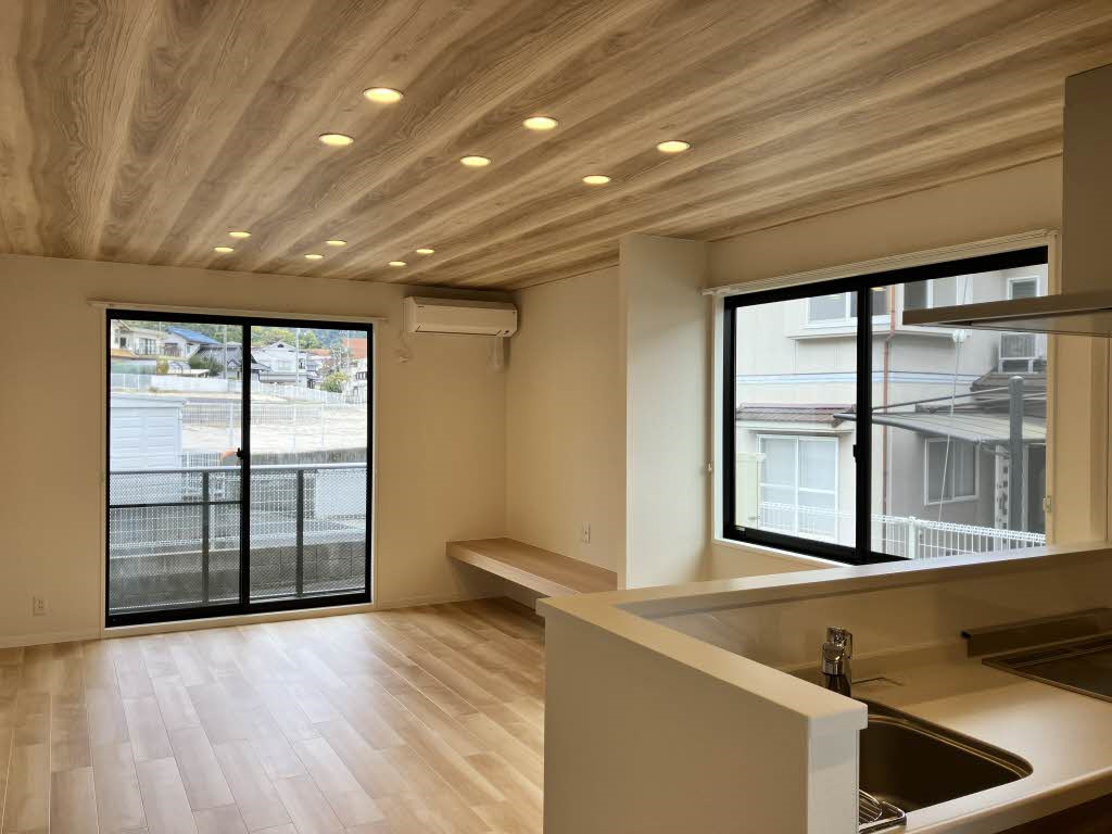 大毛寺ハイツＢ棟の居間・リビング|窓が多く明るいリビング