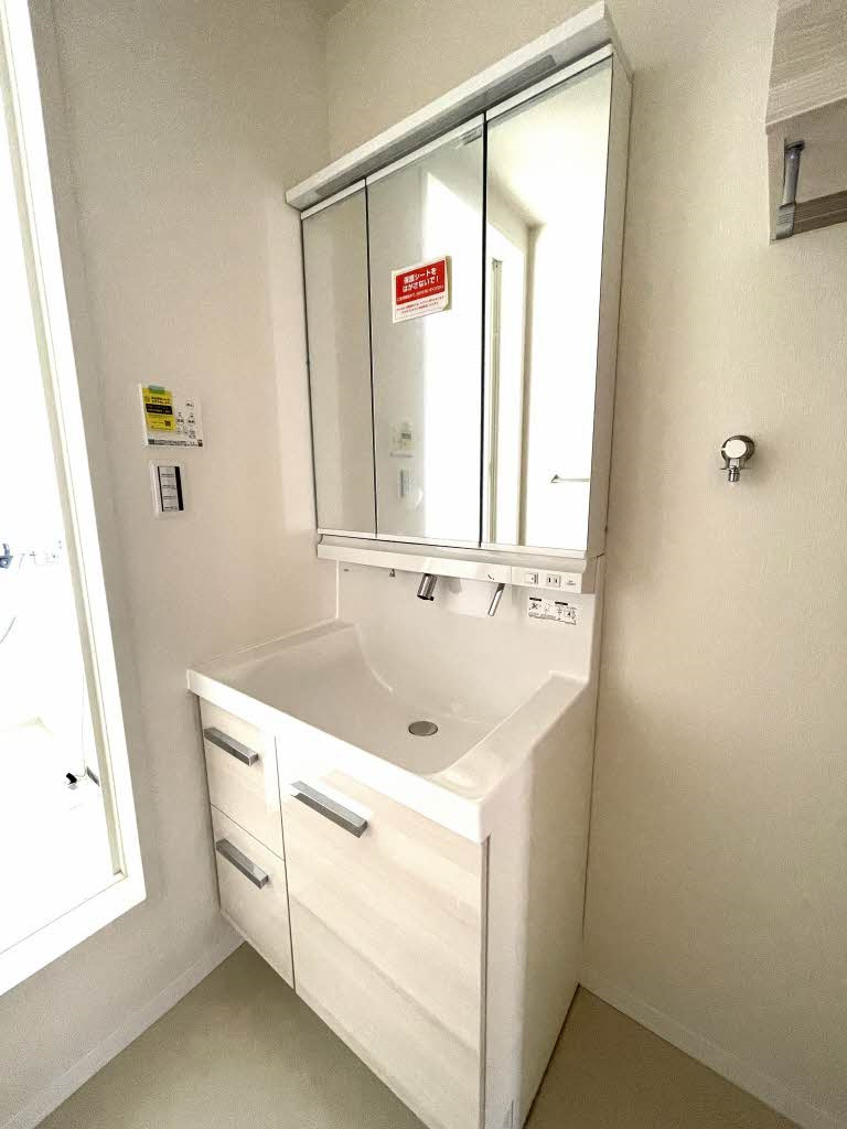 大毛寺ハイツＢ棟の洗面所|三面鏡付きシャンプードレッサー