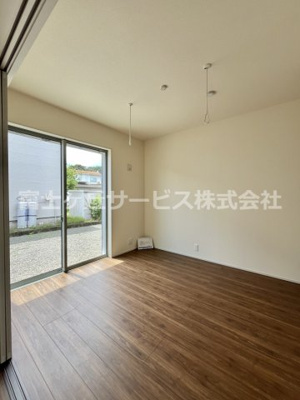 【洋室】 | 榛原郡吉田町川尻 5期 新築一戸建て | LDK横の洋室5.2帖