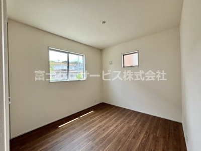 【子供部屋】 | 榛原郡吉田町川尻 5期 新築一戸建て | 玄関近くの洋室5.2帖