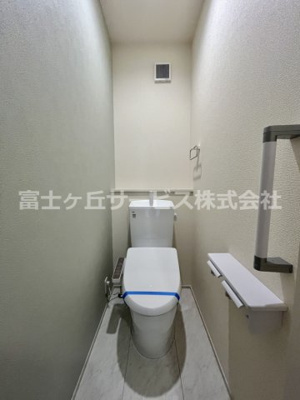 【トイレ】 | 榛原郡吉田町川尻 5期 新築一戸建て | 玄関横のトイレ