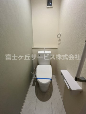 【トイレ】 | 榛原郡吉田町川尻 5期 新築一戸建て | LDK側のトイレ