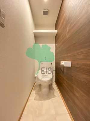 【トイレ】 | メゾンソレイユ南福岡 | アクセントクロスや棚も付いているオシャレなトイレです！