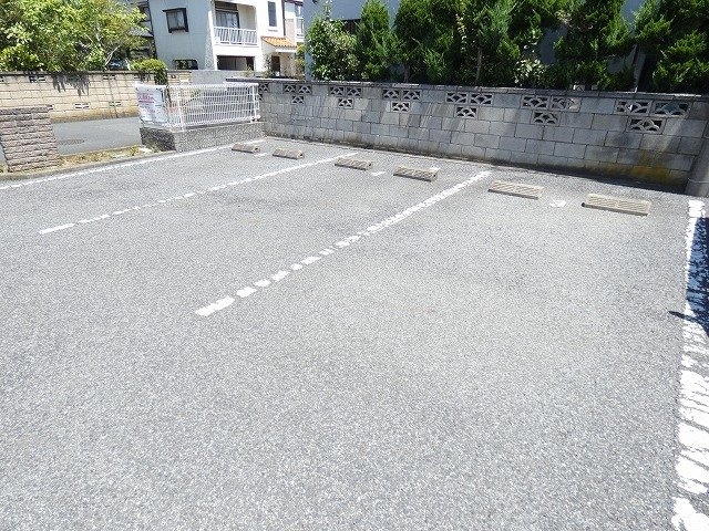 ミレニアム　ワールドの駐車場|駐車場があるので、車を買う予定の方も安心です