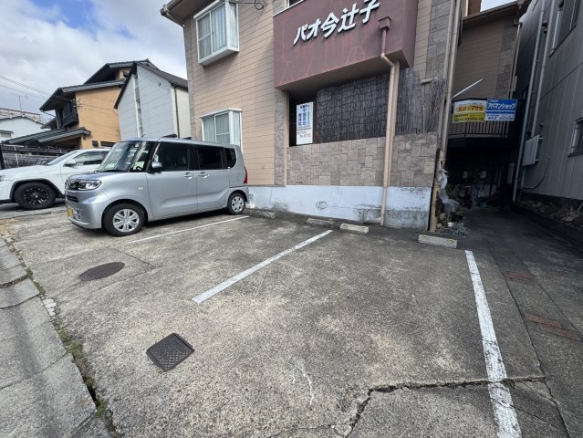 パオ今辻子の駐車場