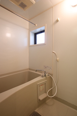 浴室乾燥機、換気窓付きのバスルーム