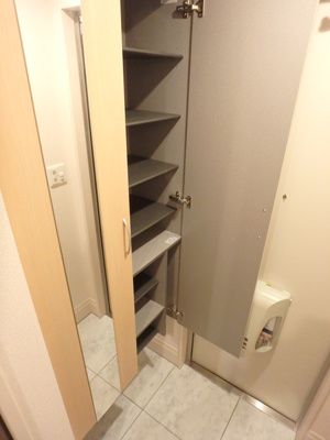 外出時に便利な姿見付きのシューズボックス