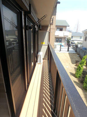 南東向き・ウッド調のバルコニー