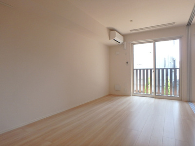エアコン付き・南東向きで明るい12.2帖のLDK♪