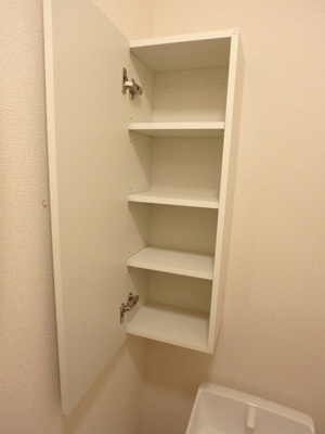 トイレ内には棚付