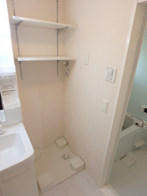 室内洗濯機置場上部には高さ調整可能な棚付き★