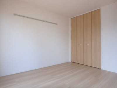 寝室としても十分な広さの6.1帖・収納付の洋室♪