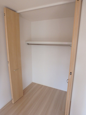 洋室には収納力のあるクローゼット付★