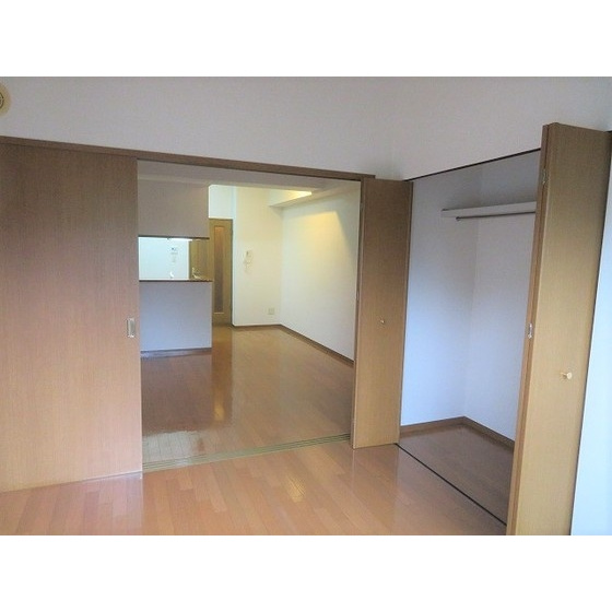 ＹＡＹＯＩ　ＣＯＵＲＴの居間・リビング|洋室