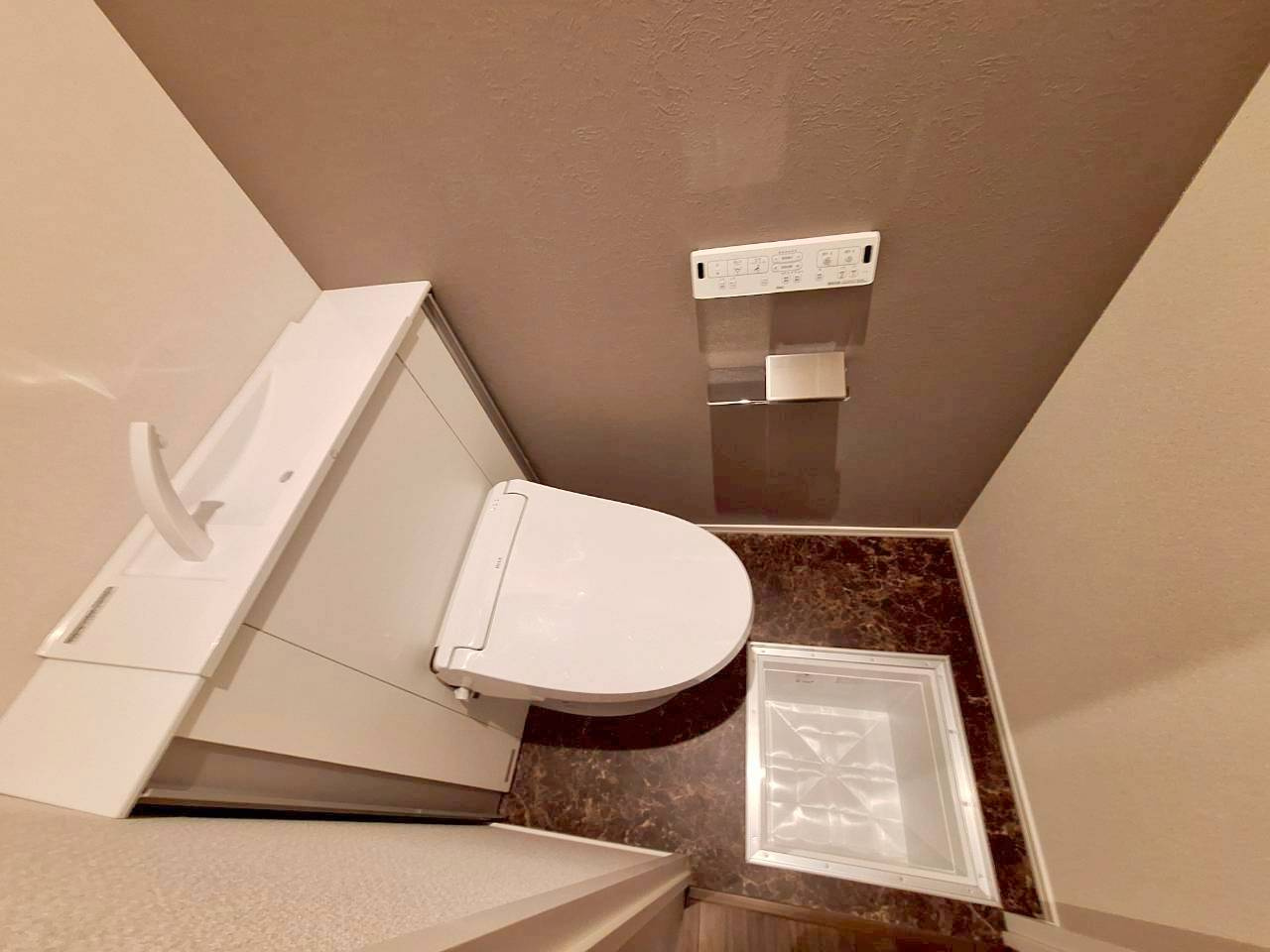 シャンベール若宮のトイレ|トイレ内にも床下収納あり