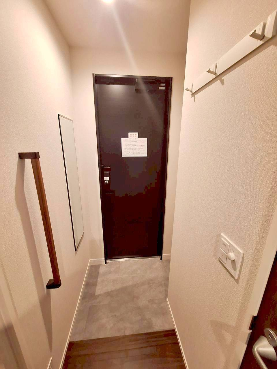 シャンベール若宮の玄関|玄関に姿見とコート掛けあり