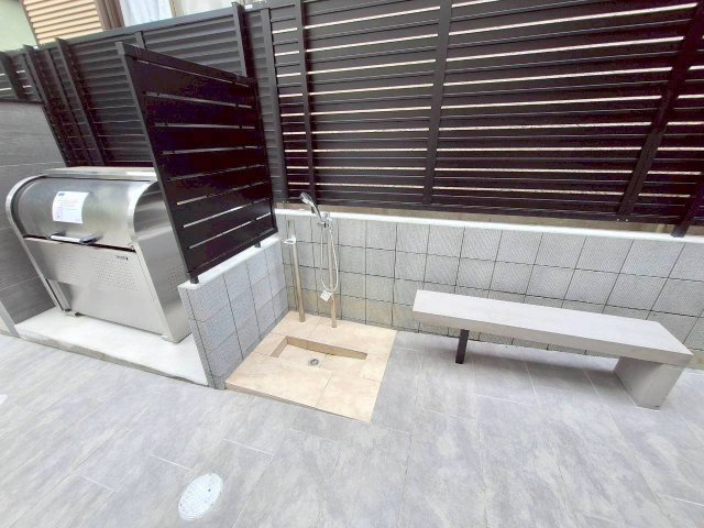 シャンベール若宮のその他共用部分|ペット足洗い場とベンチ