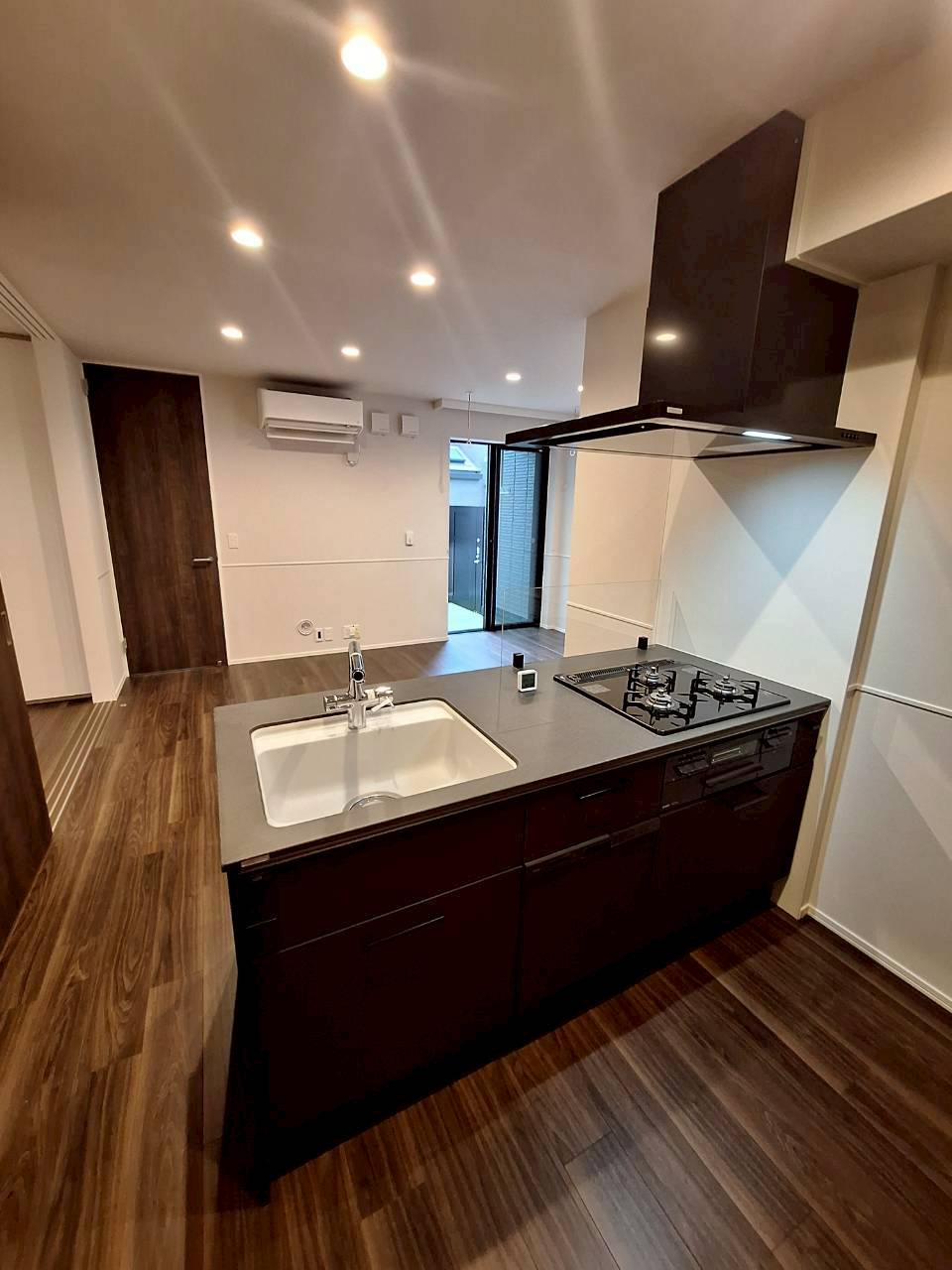 シャンベール若宮のキッチン|ガス３口グリル付きシステムキッチン