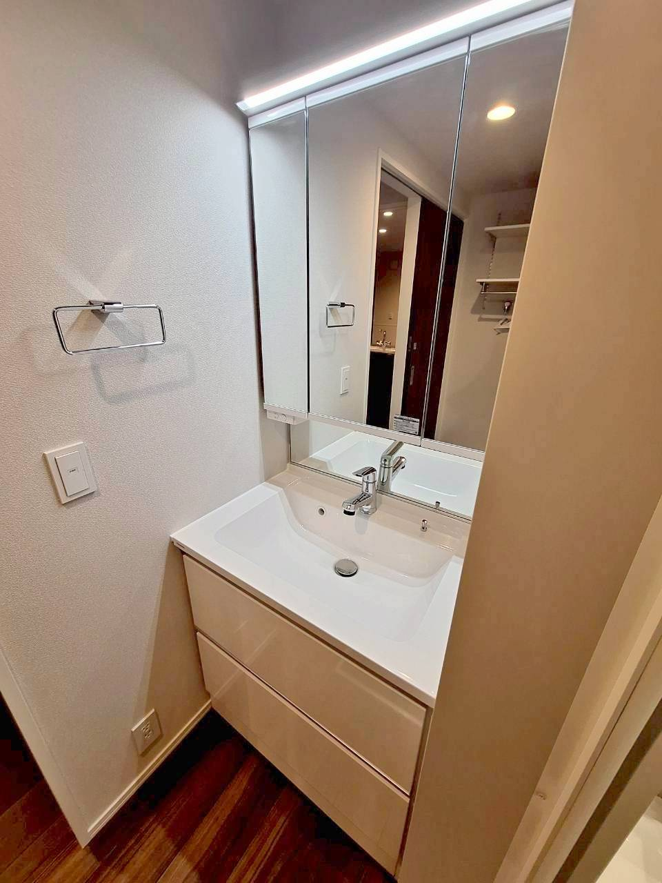 シャンベール若宮の洗面所|三面鏡付き独立洗面台