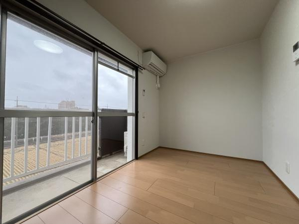 須山ビルの洋室