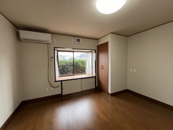 須山セカンドビルの洋室