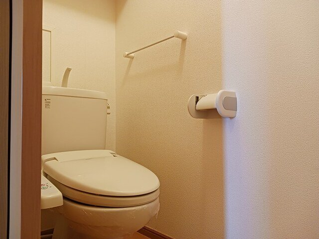 ベルズかたかごＣのトイレ|ゆったりとした空間のトイレです
