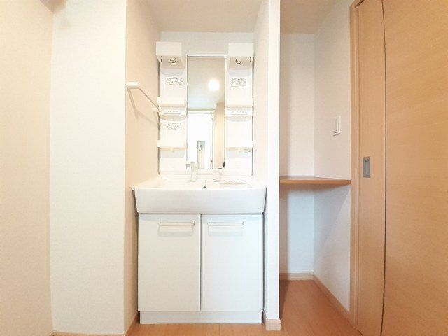 シャトレの洗面所|明るい洗面所です