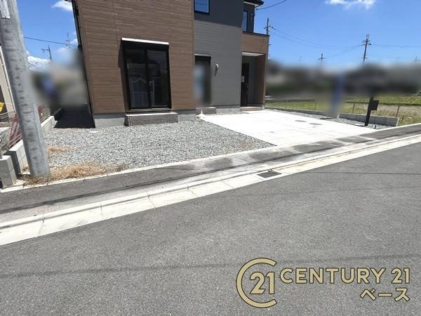 ファーストタウン目安北 ２号棟 ／新築一戸建の駐車場|■現地撮影写真■駐車スペースは３台可！来客時なども安心です！