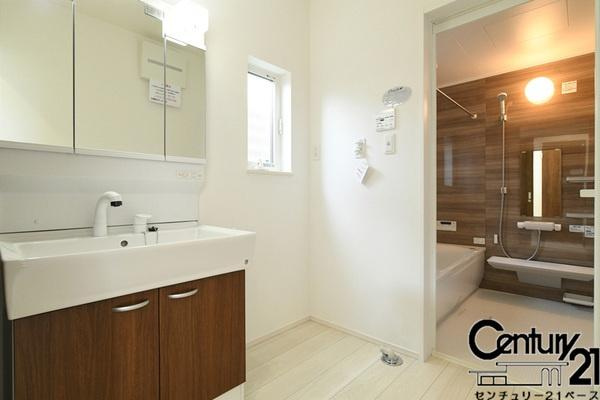 ファーストタウン目安北 ２号棟 ／新築一戸建の内観：施工例|■三面鏡タイプのミラーキャビネット！収納スペースも豊富です！