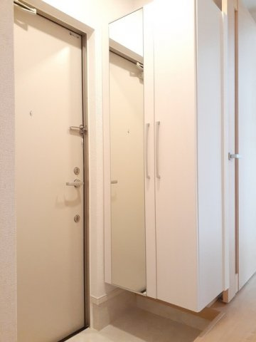 レイモンドジャルダンの玄関