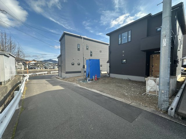 安佐南区伴東5丁目の前面道路含む現地写真|前面道路は幅員4mあり、ゆとりもあるので駐車はしやすいです♪