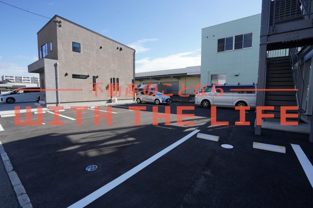 Leaf津福駅南【キャッシュバック対象物件】の駐車場|車をお持ちの方に嬉しい駐車場付きの物件です