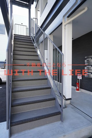 Leaf津福駅南【キャッシュバック対象物件】のエントランス|落ち着いたエントランスです