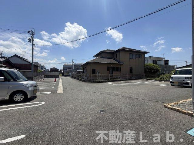 ブランピエール サカエの駐車場