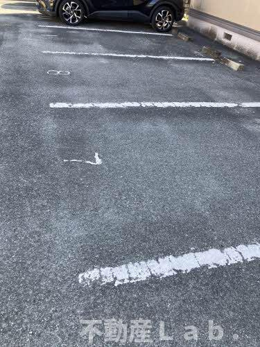 フォーレスKEI B棟の駐車場