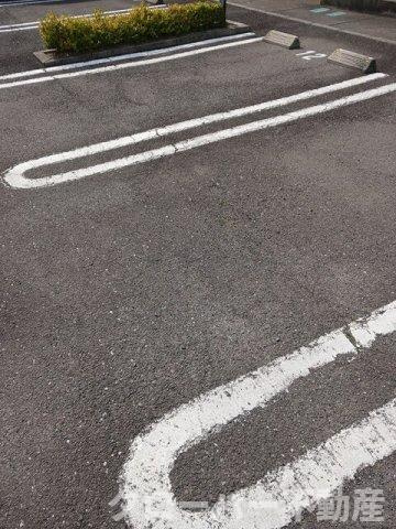 ミストラルＢの駐車場