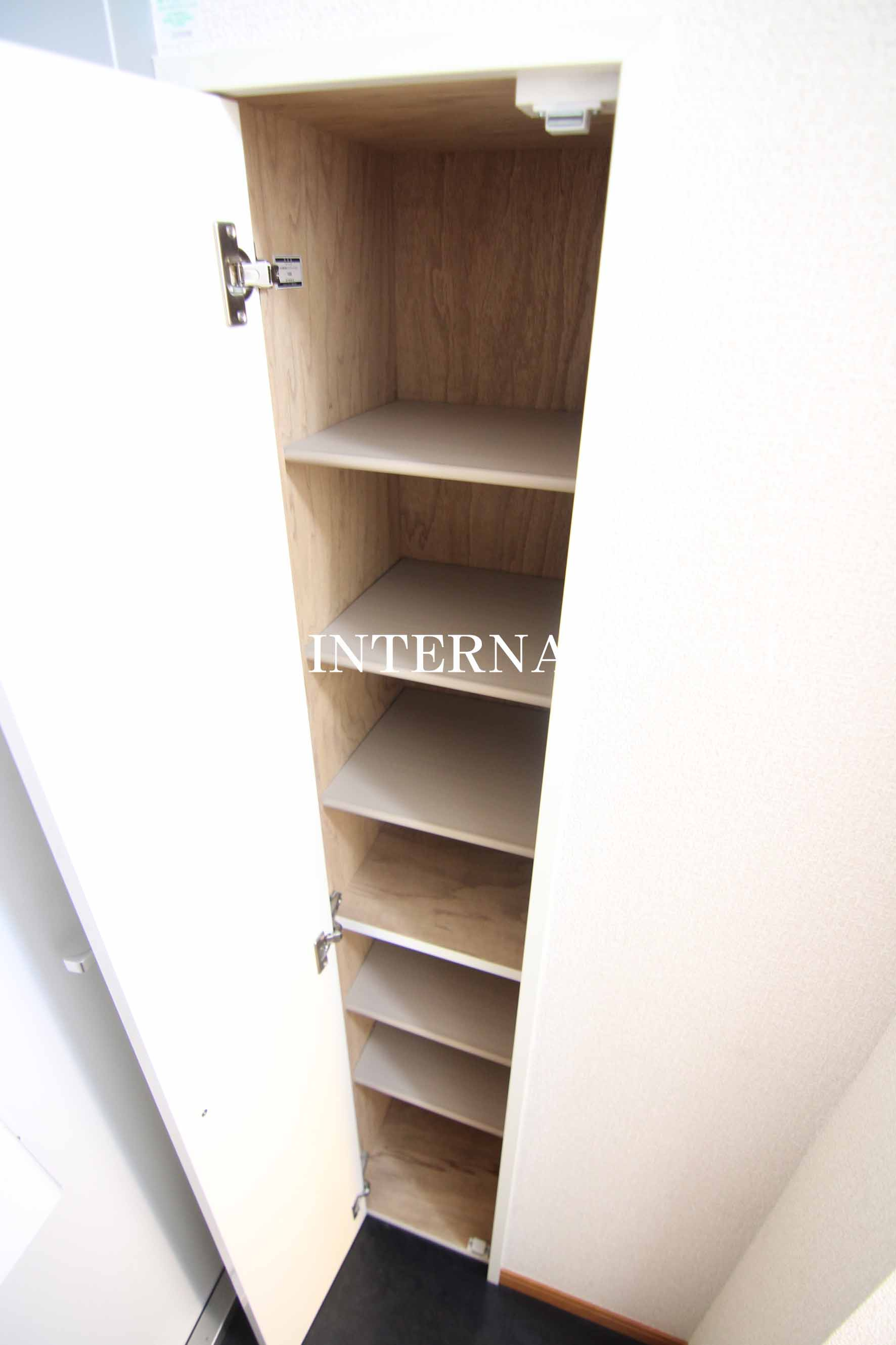 レオパレスレストの玄関