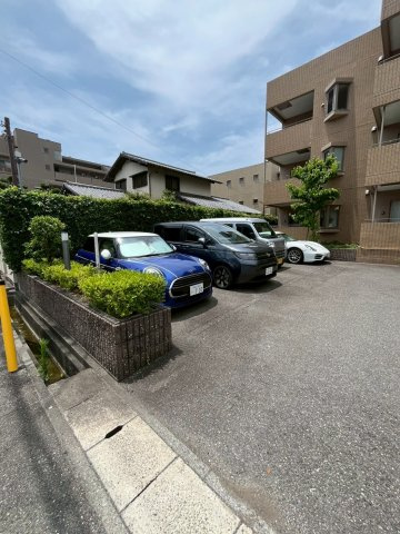 ア・コテ・ドウ・シェヌ夙川の駐車場