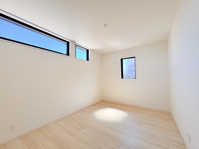 【寝室】 | 新座市栗原5丁目　新築一戸建住宅　全1棟　(保谷店) | 2階6.0帖/落ち着いた色味のクロスとフローリングでほっと一息つける空間。
