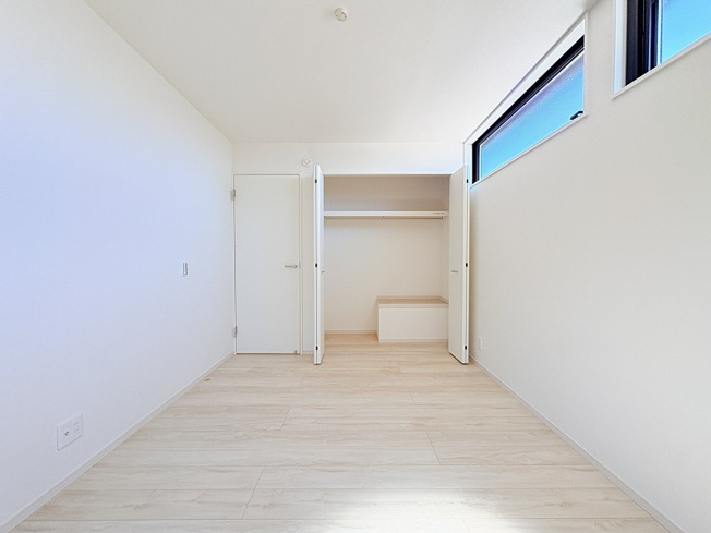 【寝室】 | 新座市栗原5丁目　新築一戸建住宅　全1棟　(保谷店) | 2階6.0帖/落ち着いた色味のクロスとフローリングでほっと一息つける空間。