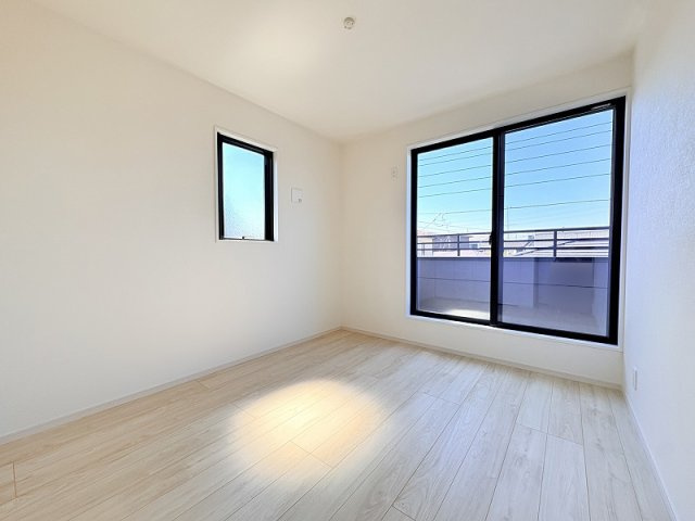 【洋室】 | 新座市栗原5丁目　新築一戸建住宅　全1棟　(保谷店) | 2階5.2帖/大きな窓から差し込む光がお部屋を明るく照らします。