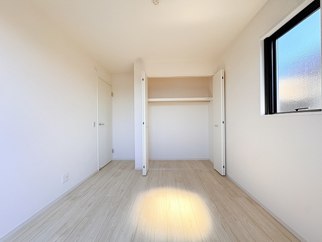 【洋室】 | 新座市栗原5丁目　新築一戸建住宅　全1棟　(保谷店) | 2階5.2帖/大きな窓から差し込む光がお部屋を明るく照らします。