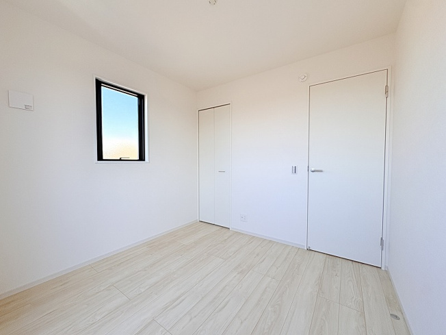 【子供部屋】 | 新座市栗原5丁目　新築一戸建住宅　全1棟　(保谷店) | 2階4.5帖/さまざまな家具を取り入れやすいナチュラルな内装。お好みのインテリアで安らぐ癒し空間が生まれます。