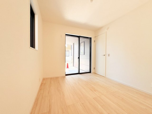 【洋室】 | 新座市栗原5丁目　新築一戸建住宅　全1棟　(保谷店) | 1階5.2帖/全居室に収納スペースが備わりお部屋を広々お使いいただけます。