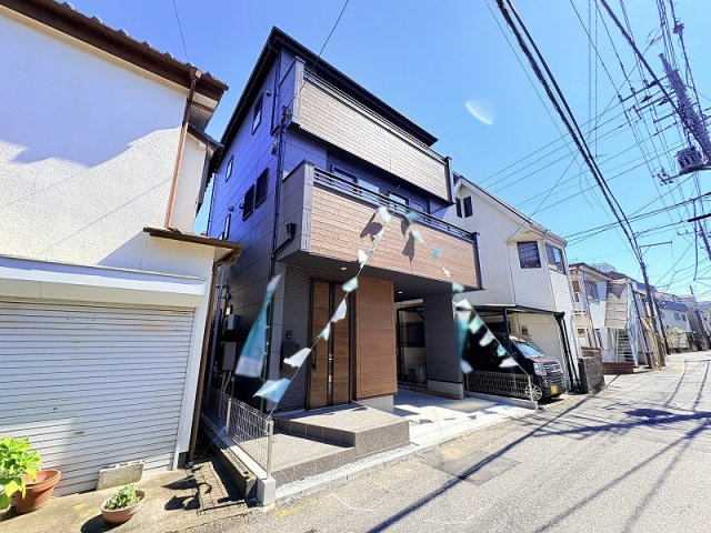 【外観】 | 新座市栗原5丁目　新築一戸建住宅　全1棟　(保谷店) | スーパーまで徒歩5分、コンビニまで徒歩2分の近さ。毎日のお買い物も快適です。
