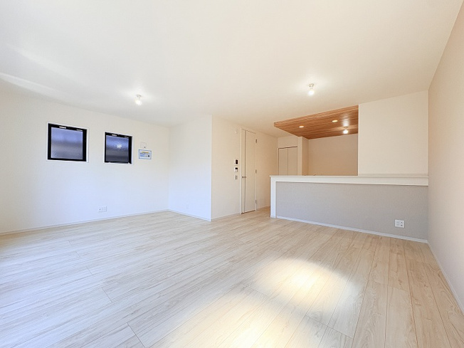 【居間・リビング】 | 新座市栗原5丁目　新築一戸建住宅　全1棟　(保谷店) | 暮らしの中心となるリビングは、ご家族で心地良く過ごせる空間に。