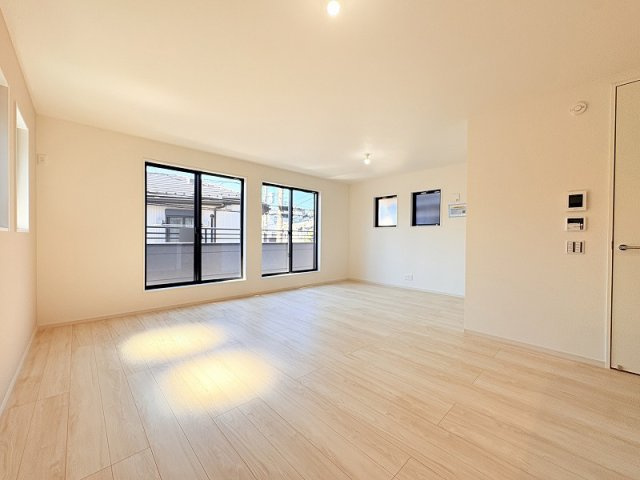 【居間・リビング】 | 新座市栗原5丁目　新築一戸建住宅　全1棟　(保谷店) | 3面採光のため陽当り・通風良好。自然光がたっぷりと降り注ぎ、ご家族でゆったりとお過ごしいただけるリビングです。