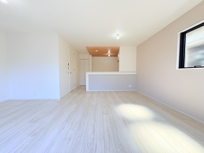 【居間・リビング】 | 新座市栗原5丁目　新築一戸建住宅　全1棟　(保谷店) | 開放的な空間でゆったりとやすらぎに包まれた時をお過ごしください。